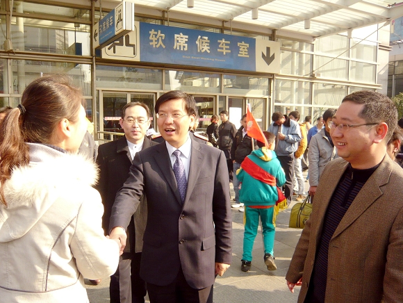 美加墨世界杯官方网站团委书记宋来陪同共青团上海市委副书记陈凯慰问美加墨世界杯官方网站志愿者